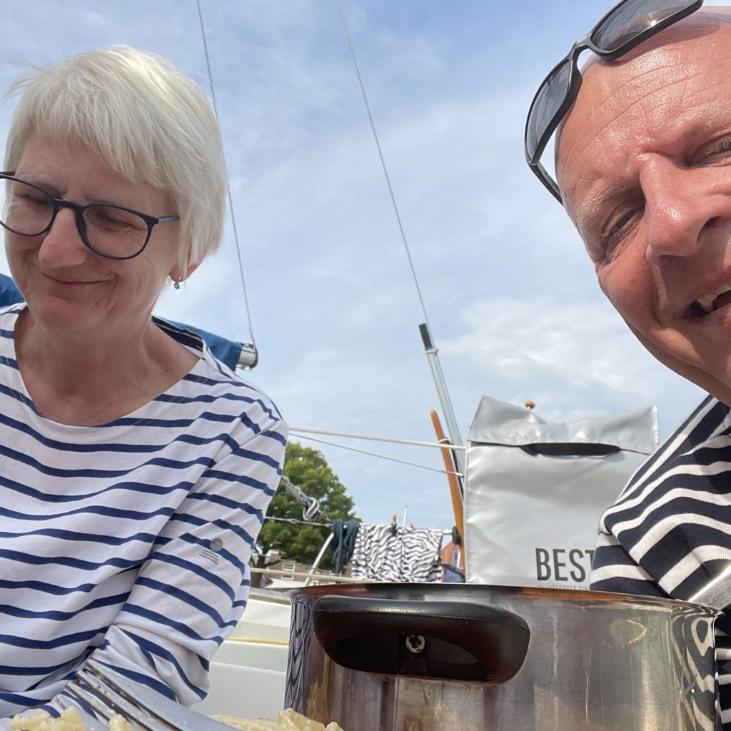 Päckchen im Gemeindehafen und Dinner an Board