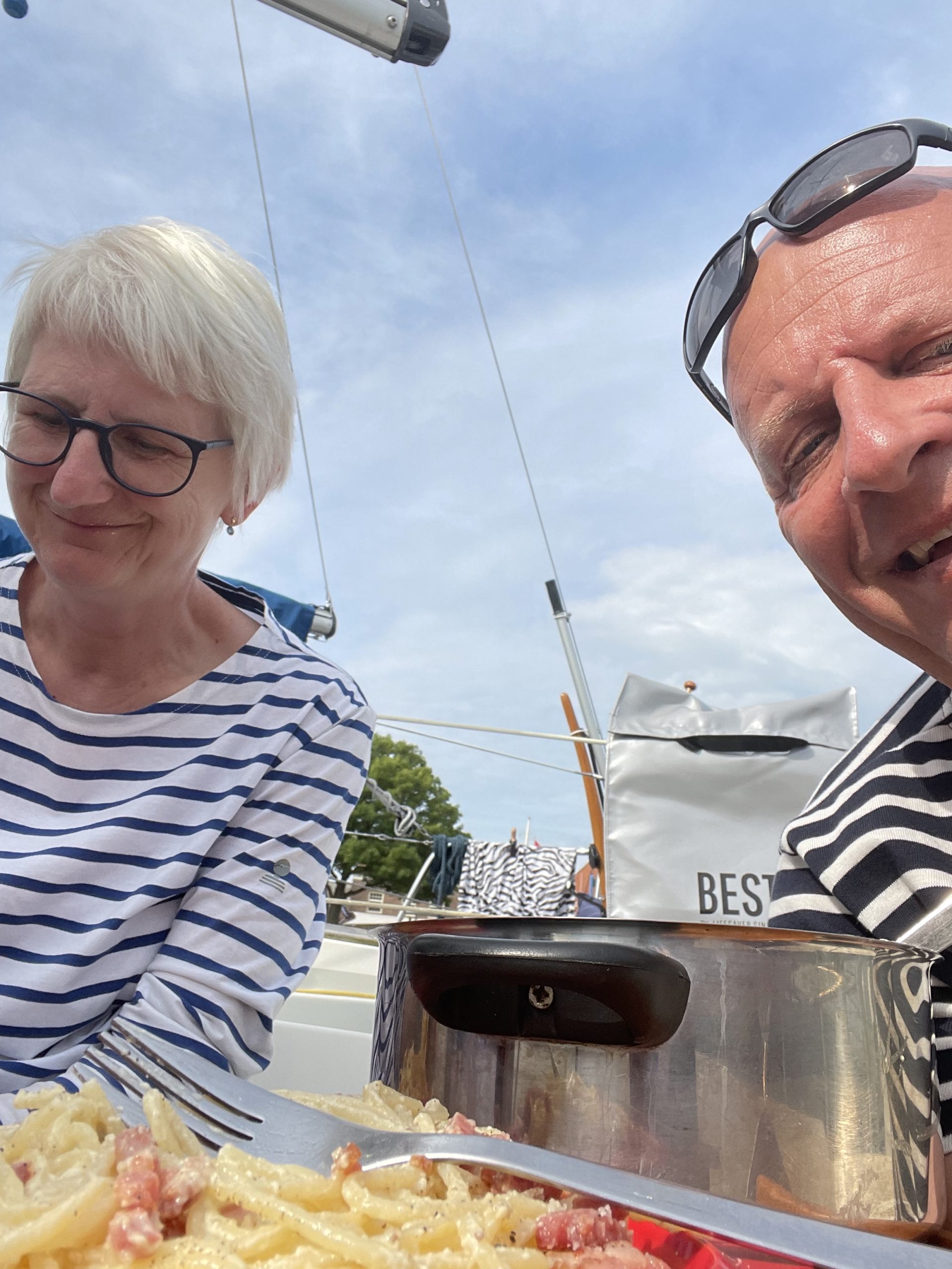 Du betrachtest gerade Päckchen im Gemeindehafen und Dinner an Board